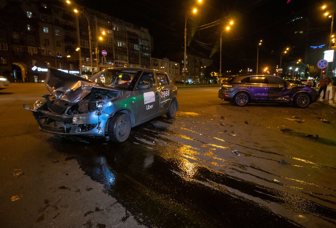 Таксиста в бессознательном состоянии вытаскивали из искореженной машины