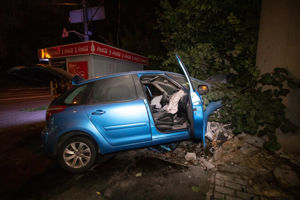 На Большой Васильковской Citroen подрезала Skoda и он влетел в дерево На Большой Васильковской Citroen подрезала Skoda и он влетел в дерево