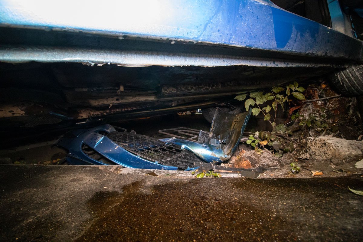 Citroen вылетел на тротуар, врезался в дерево и загорелся Citroen вылетел на тротуар, врезался в дерево и загорелся