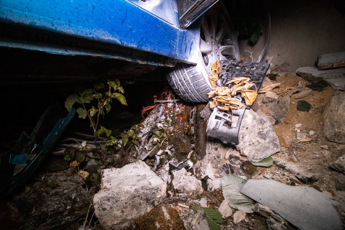 На месте работал экипаж патрульной полиции, "скорая" и следственно-оперативная группа На месте работал экипаж патрульной полиции, "скорая" и следственно-оперативная группа