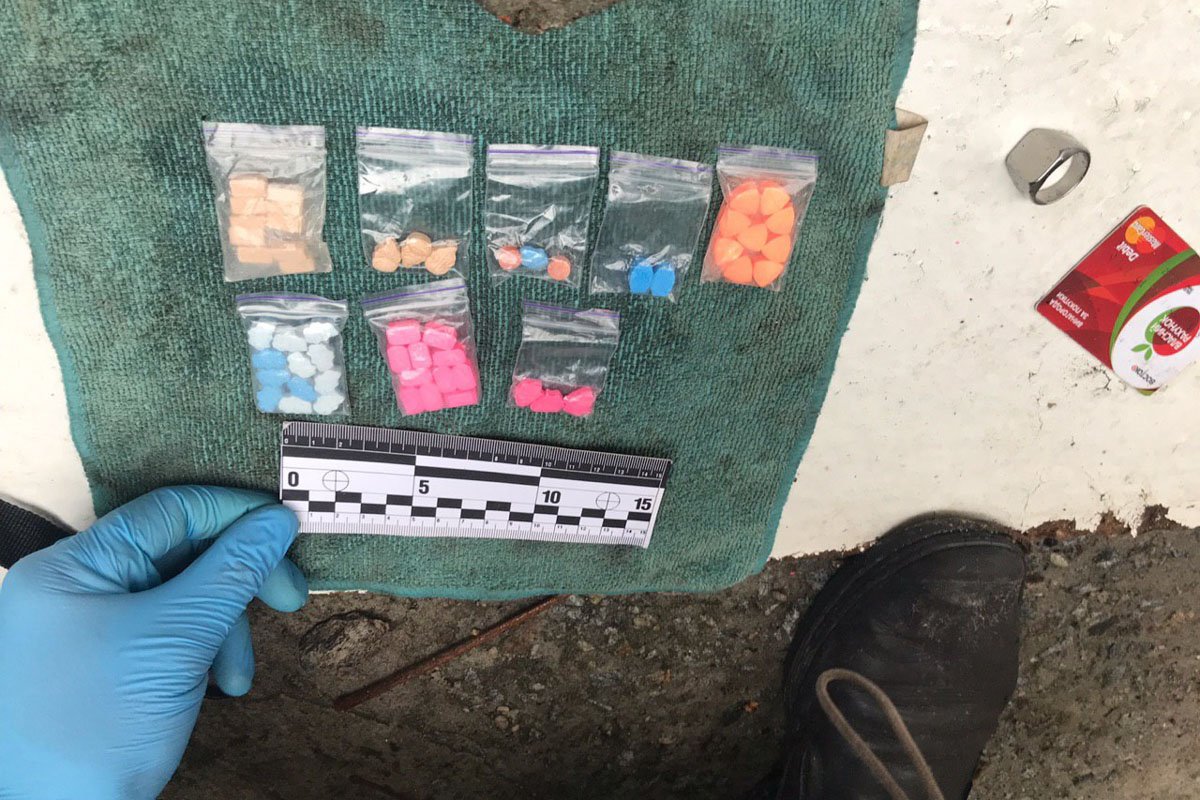 При задержанном обнаружили 39 пакетиков с веществами, похожими на наркотики 