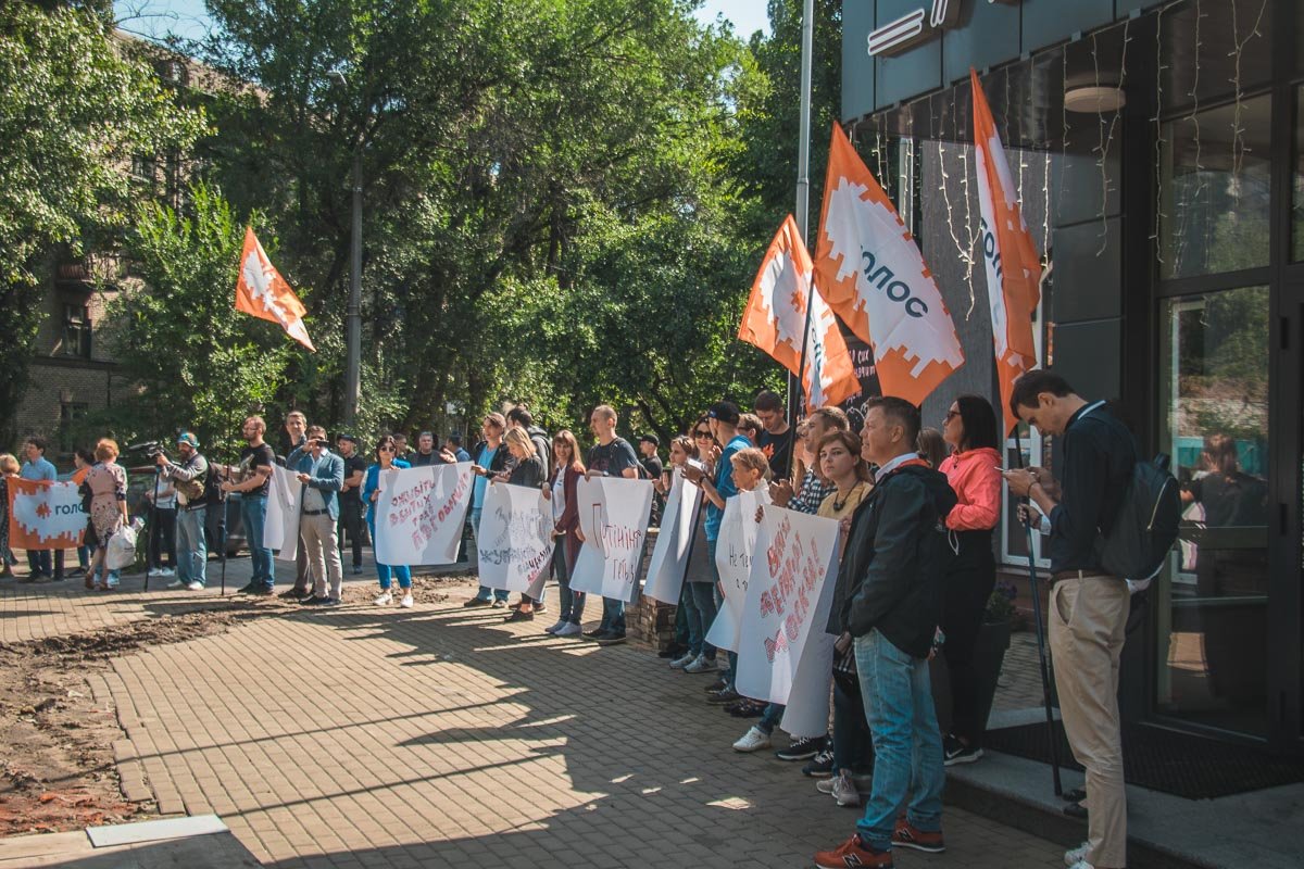 В понедельник, 8 июля, в Киеве на улице Полевой, 21 проходит акция протеста В понедельник, 8 июля, в Киеве на улице Полевой, 21 проходит акция протеста