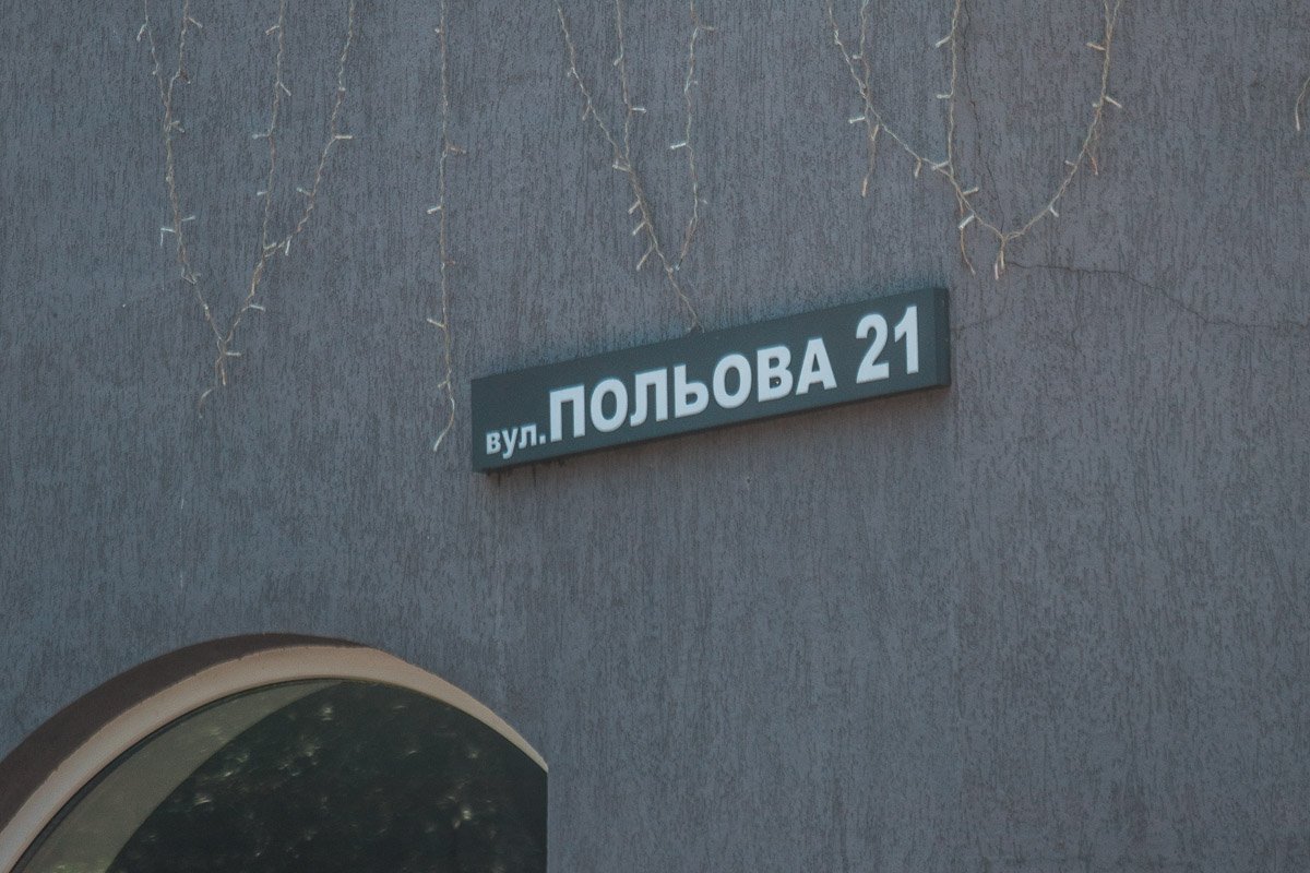 Активисты и представители партии Святослава Вакарчука «Голос» собрались под зданием телеканала NewsOne Активисты и представители партии Святослава Вакарчука «Голос» собрались под зданием телеканала NewsOne