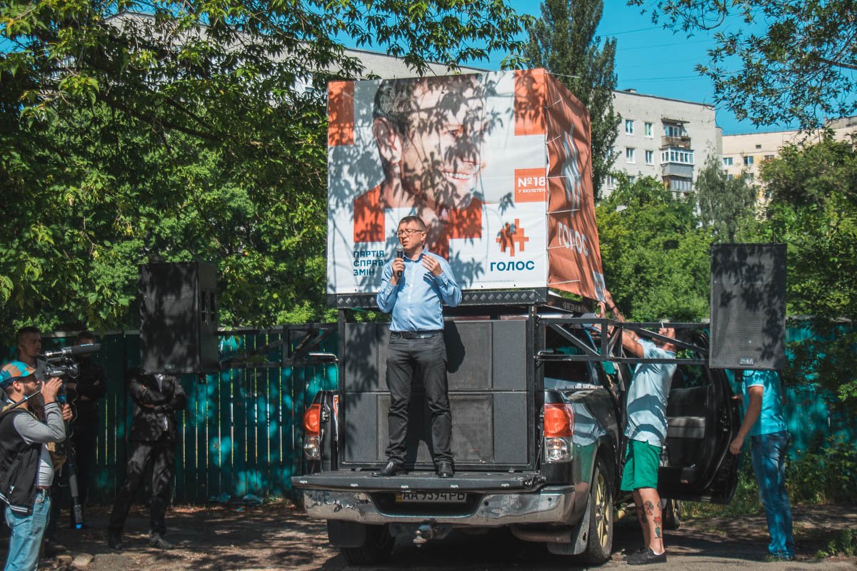 На акции выступил кандидат в народные депутаты от партии "Голос" Тарас Козак, но не стоит его путать с однофамильцем и владельцем NewsOne На акции выступил кандидат в народные депутаты от партии "Голос" Тарас Козак, но не стоит его путать с однофамильцем и владельцем NewsOne