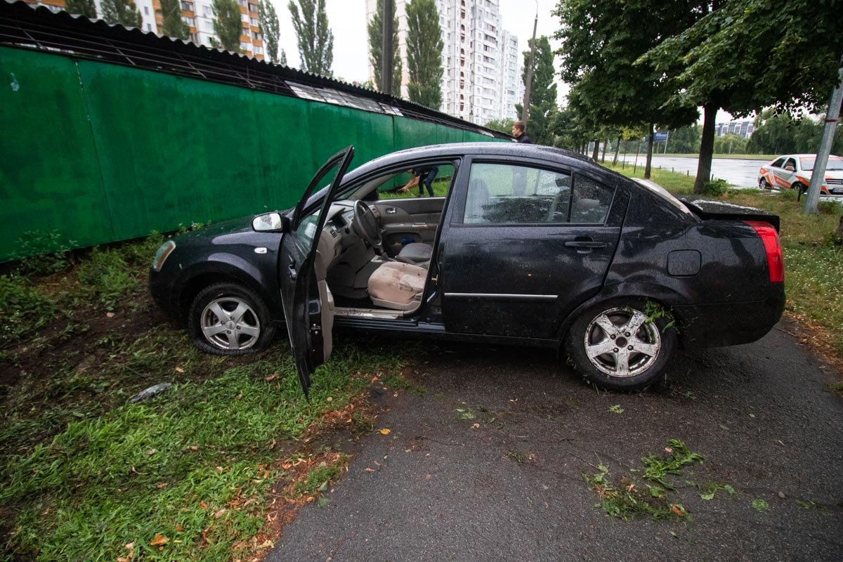 На улице Радужная произошла авария с участием автомобиля Chery Elara