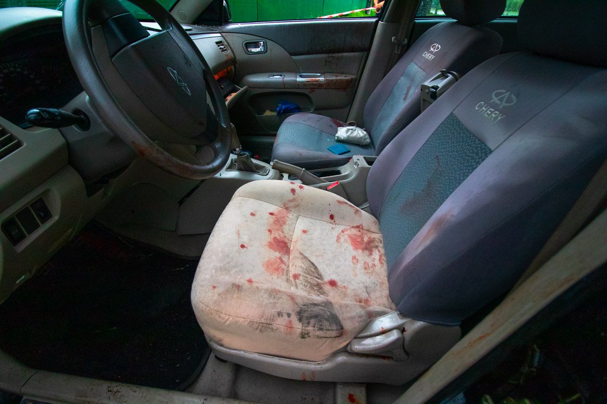 Водитель "китайца" в состоянии алкогольного опьянения не справился с управлением, снес столб и вылетел на тротуар