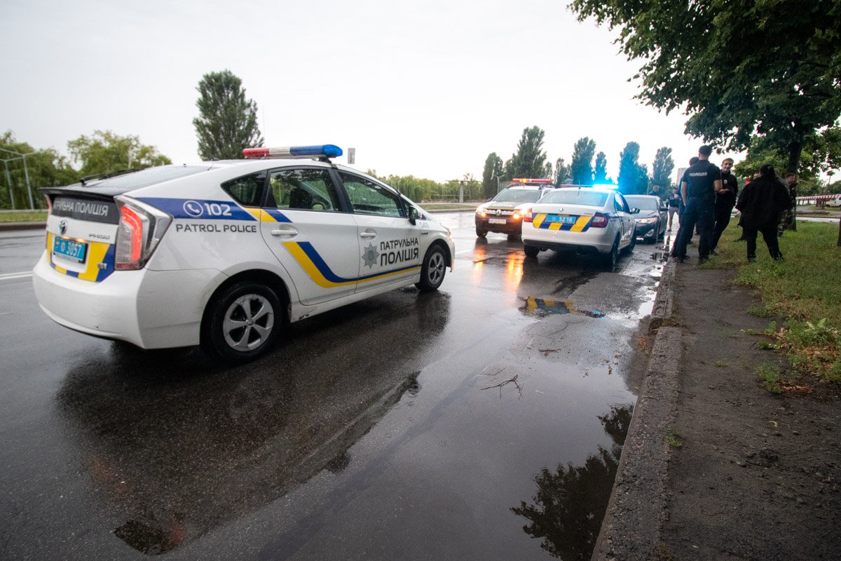 На месте происшествия работал экипаж патрульной полиции, "скорая" и следственно-оперативная группа