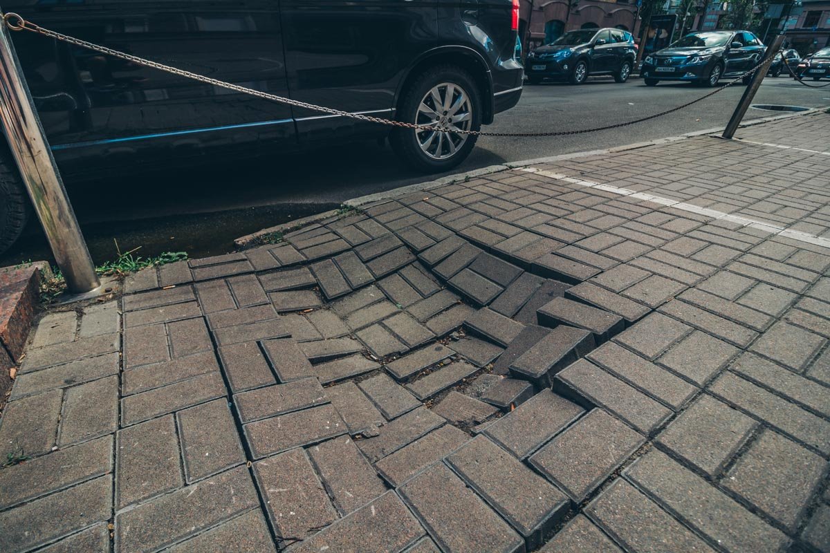 Сейчас на улице частично повреждена тротуарная зона 