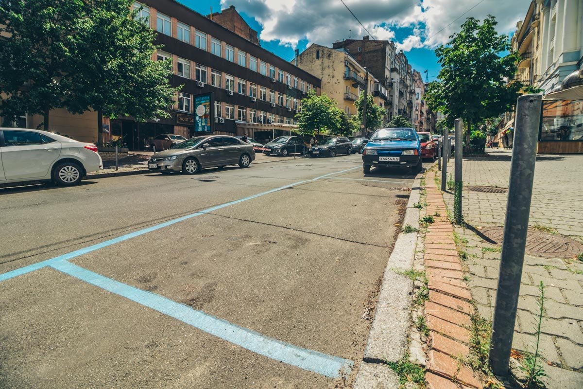 Дорожная разметка сохранилась только в некоторых местах 