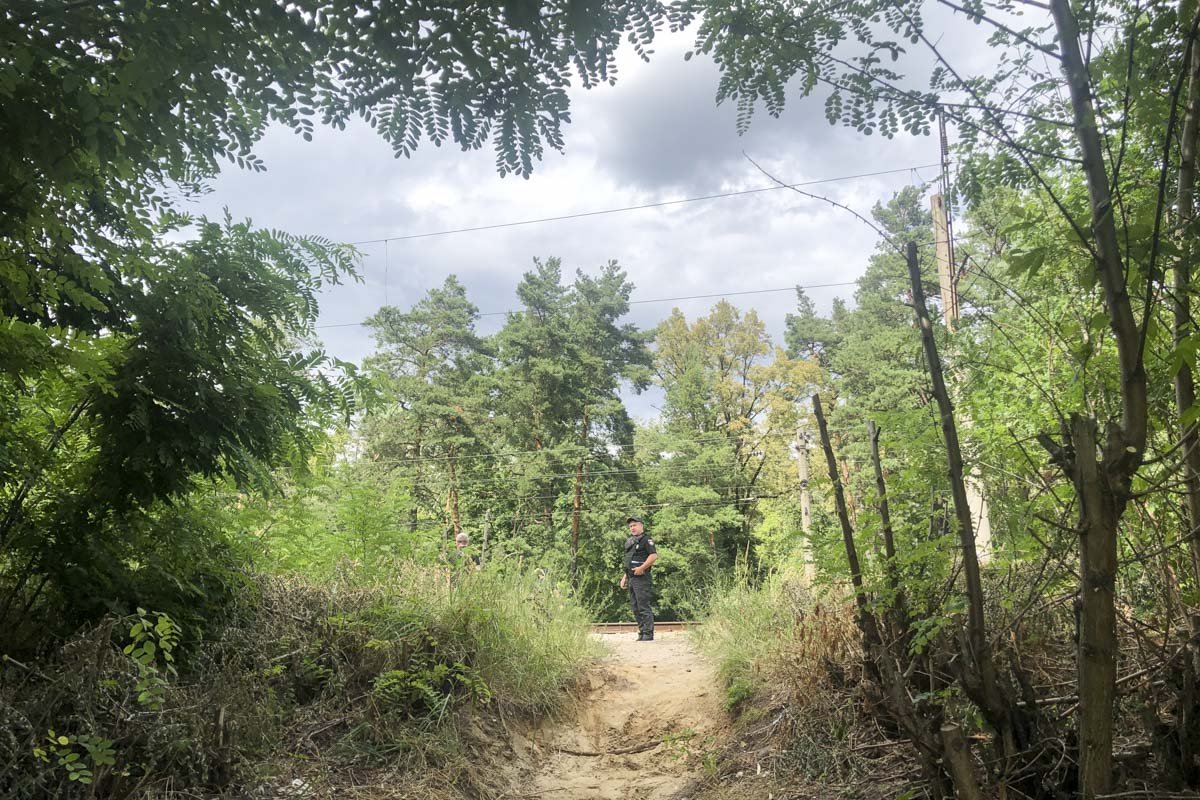 Мужчина, который находился на месте происшествия в момент случившегося, рассказал, что он перешел через пути и услышал за спиной крик: «У*буй отсюда» Мужчина, который находился на месте происшествия в момент случившегося, рассказал, что он перешел через пути и услышал за спиной крик: «У*буй отсюда»