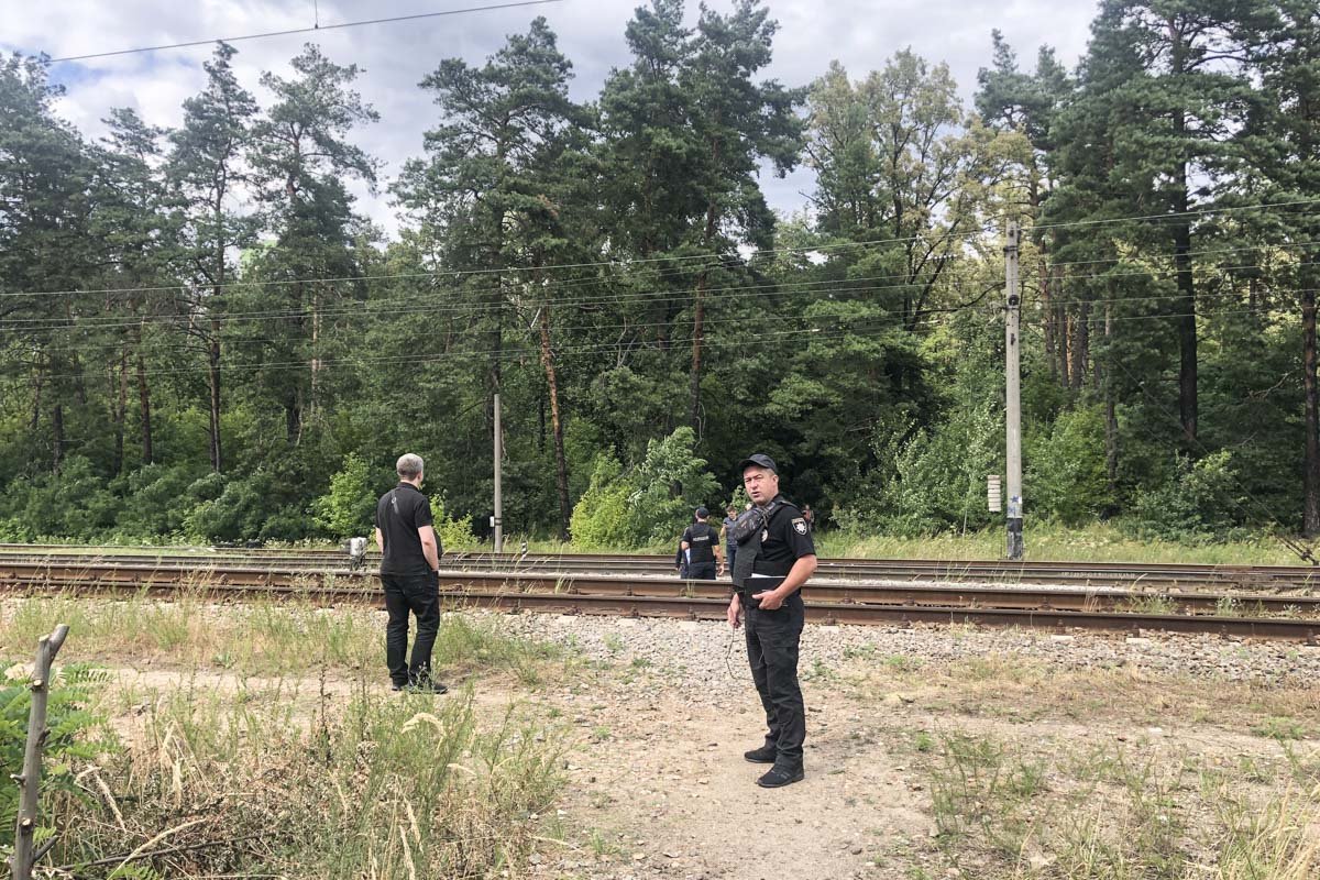 На место прибыли патрульные, следственно-оперативные группы и судебно-медицинские эксперты из Киева и области, так как изначально не могли определить, к какой местности отнести происшествия На место прибыли патрульные, следственно-оперативные группы и судебно-медицинские эксперты из Киева и области, так как изначально не могли определить, к какой местности отнести происшествия