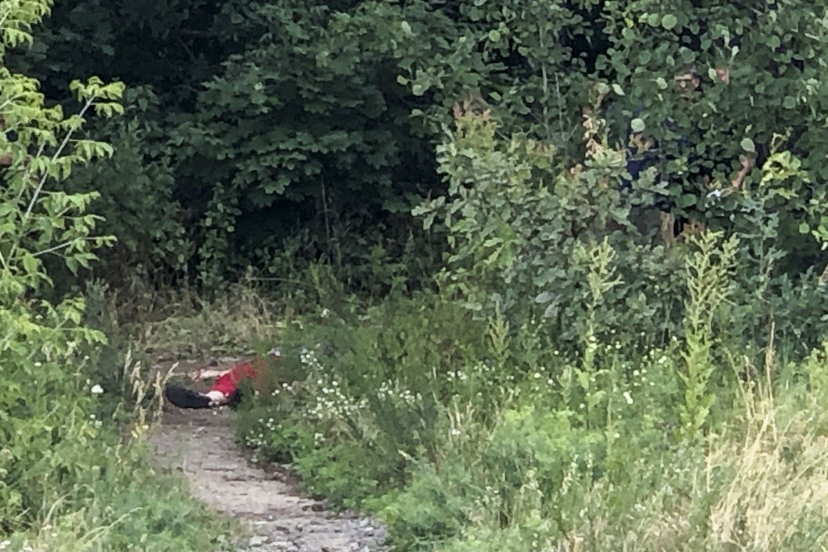 В результате взрыва у погибшего оторвало руку и очень повредилась голова. К несчастью, он скончался на месте. В результате взрыва у погибшего оторвало руку и очень повредилась голова. К несчастью, он скончался на месте.