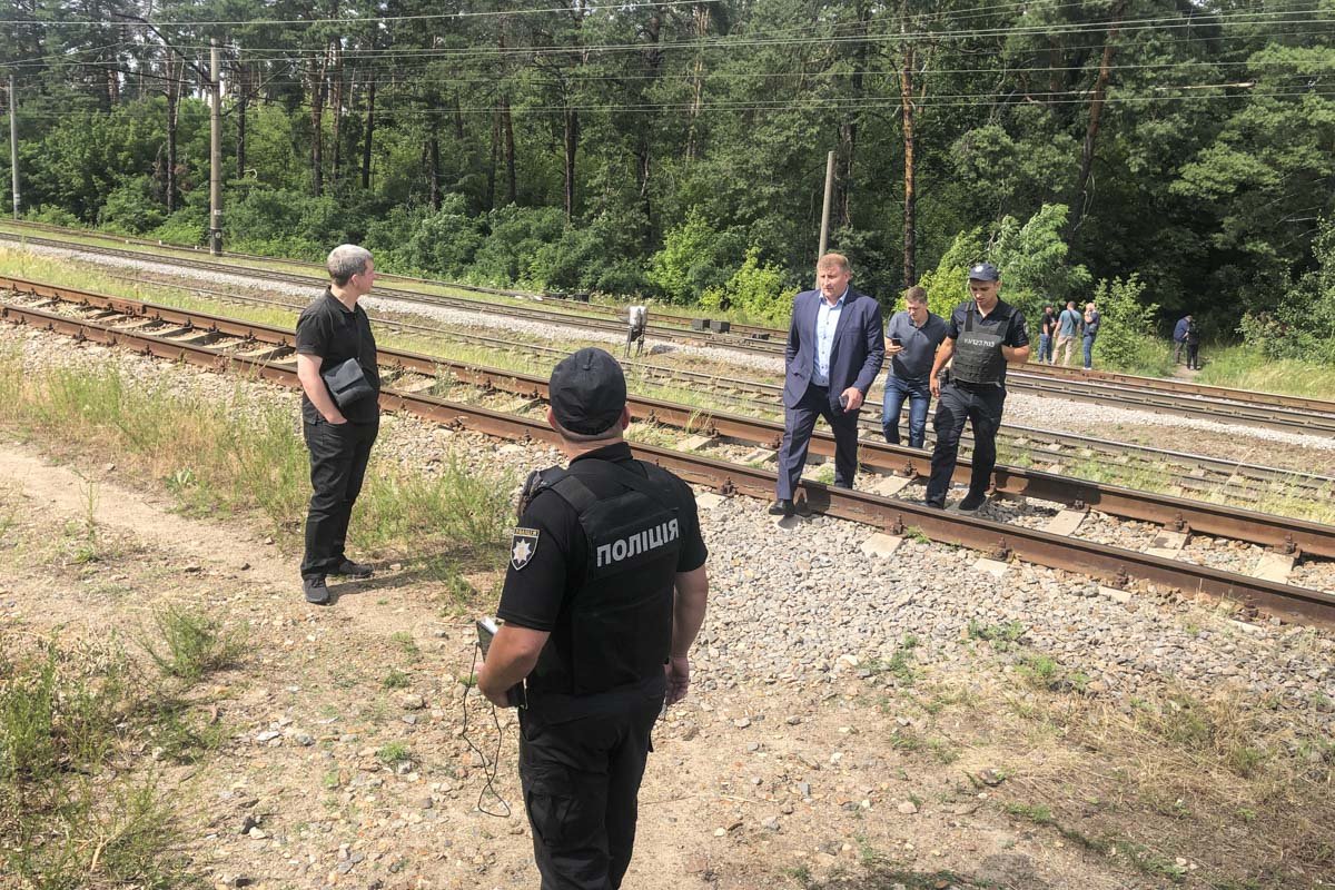 Правоохранители оградили местность и проводили следственно-оперативные действия. На место также прибыли кинологи с собаками Правоохранители оградили местность и проводили следственно-оперативные действия. На место также прибыли кинологи с собаками