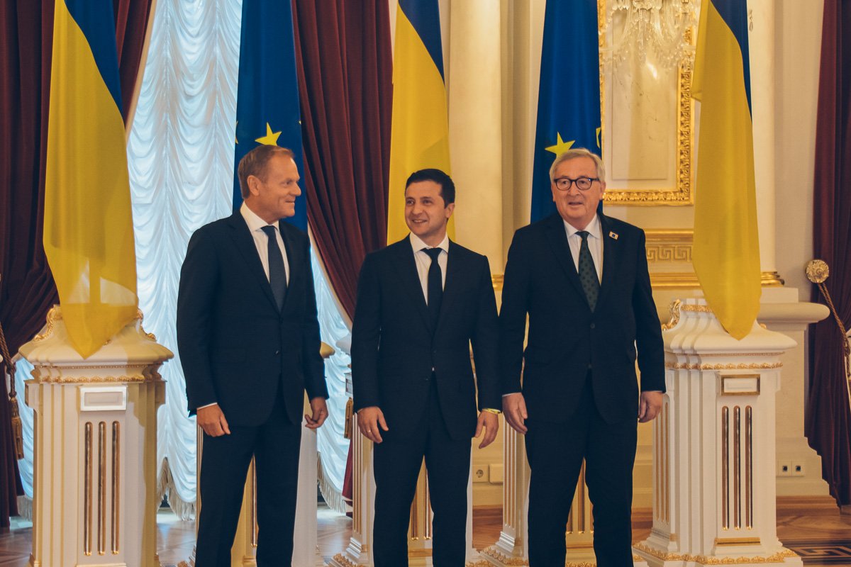 После торжественной встречи делегация отправилась на закрытые переговоры После торжественной встречи делегация отправилась на закрытые переговоры