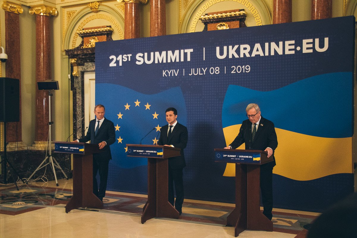 После подписания выступили официальные лица Украины и Евросоюза После подписания выступили официальные лица Украины и Евросоюза