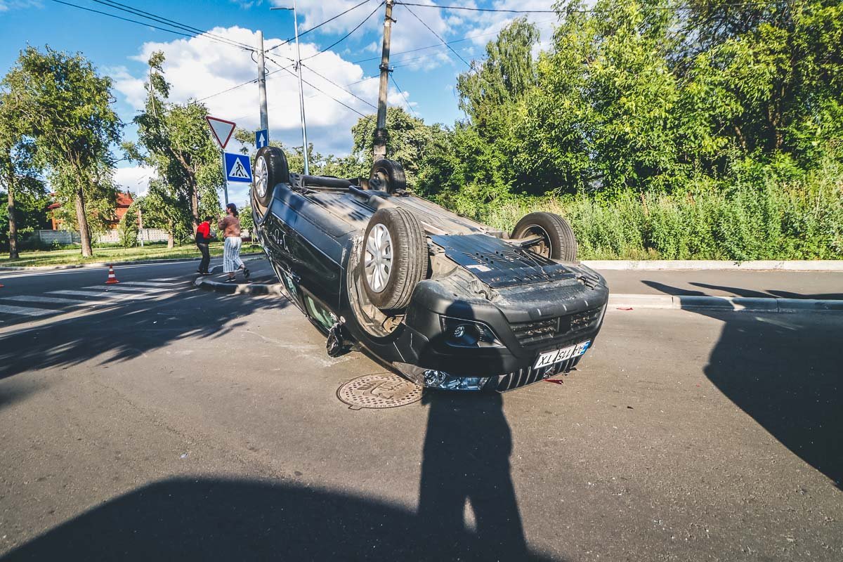 Suzuki не пропустил Renault, получил удар в боковую часть и перевернулся на встречке Suzuki не пропустил Renault, получил удар в боковую часть и перевернулся на встречке