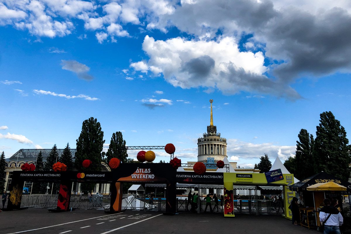 Вход на ВДНГ выглядит по праздничному, ведь начинается фестиваль Atlas 