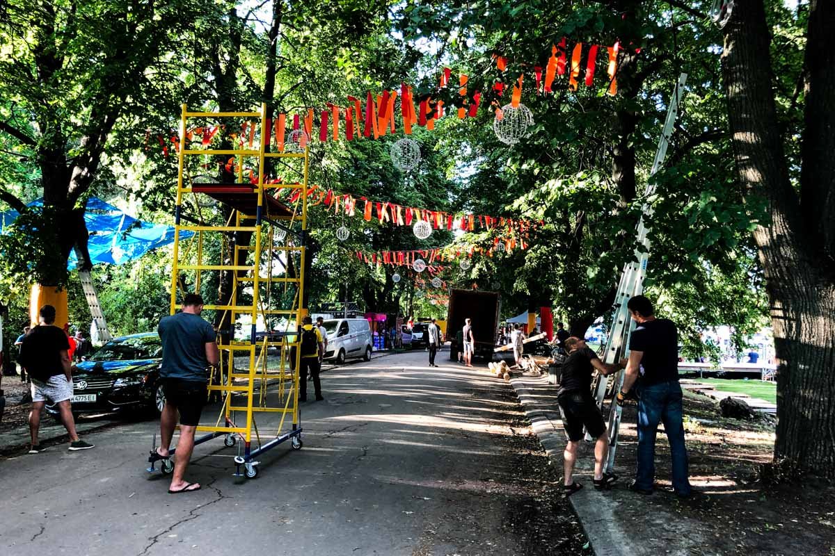 Аллеи на территории выставочного центра украшают ленточками