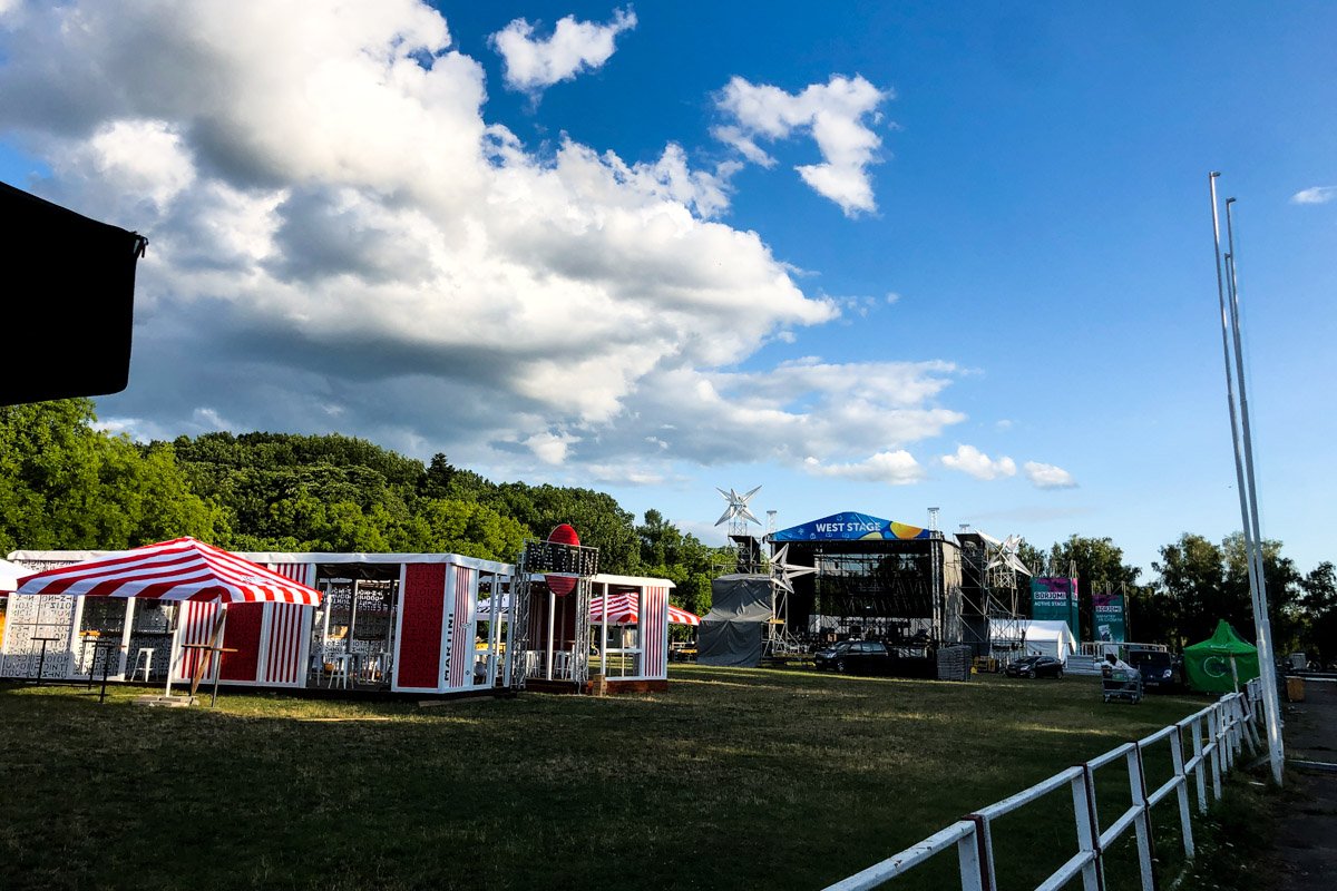 Зона фудкортов и West Stage