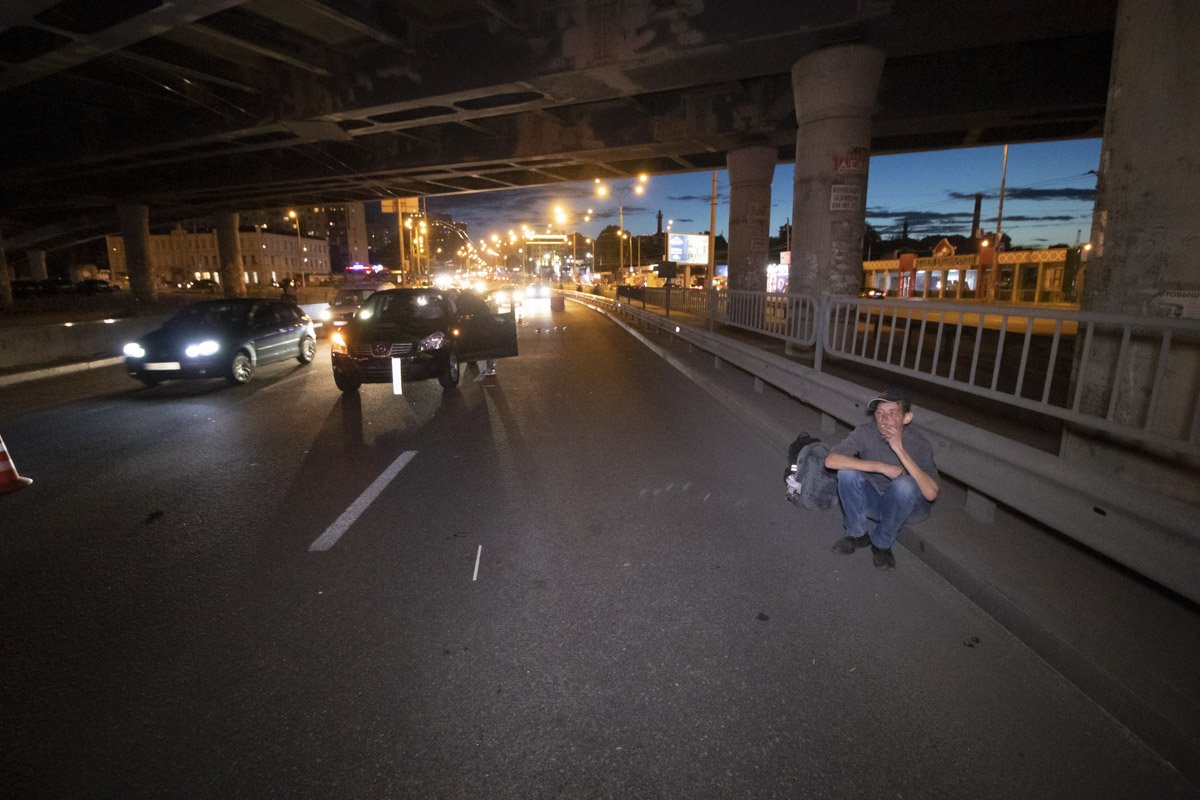 На проспекте Валерия Лобановского две женщины пытались перебежать дорогу 
