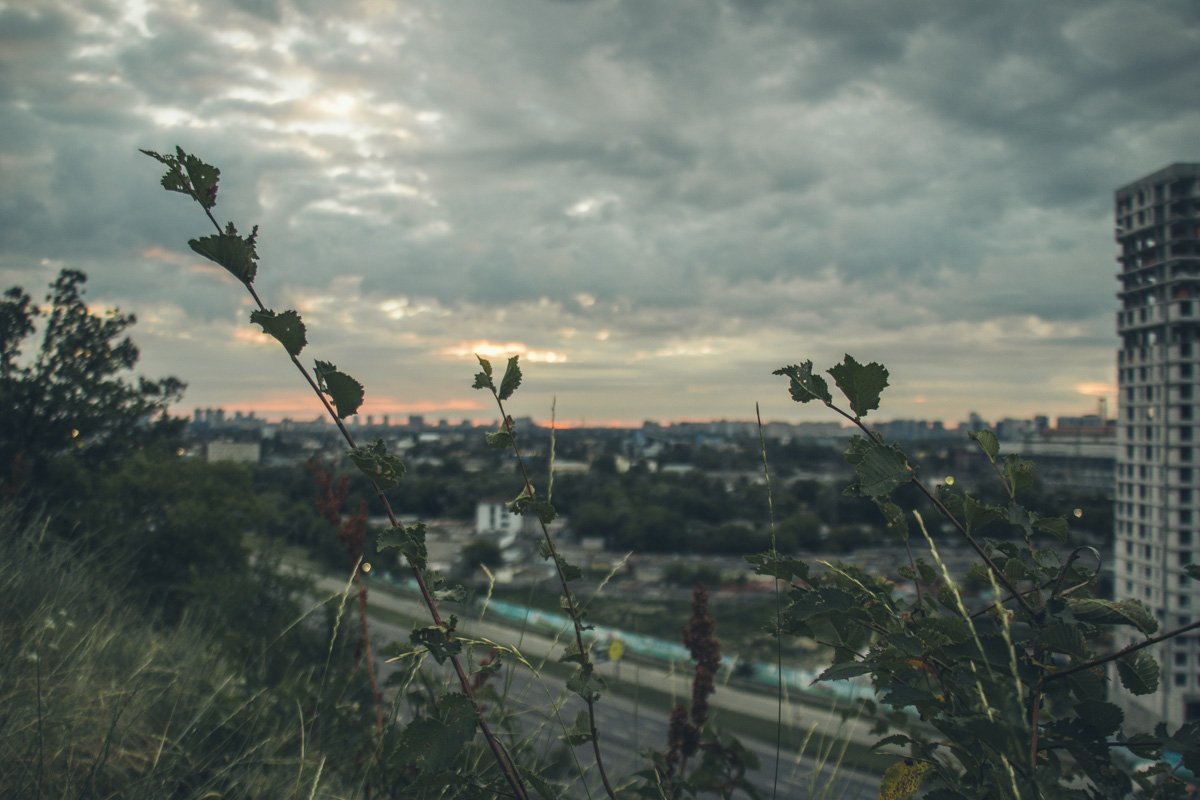 Хмурное небо в ожидании яркого рассвета Хмурное небо в ожидании яркого рассвета