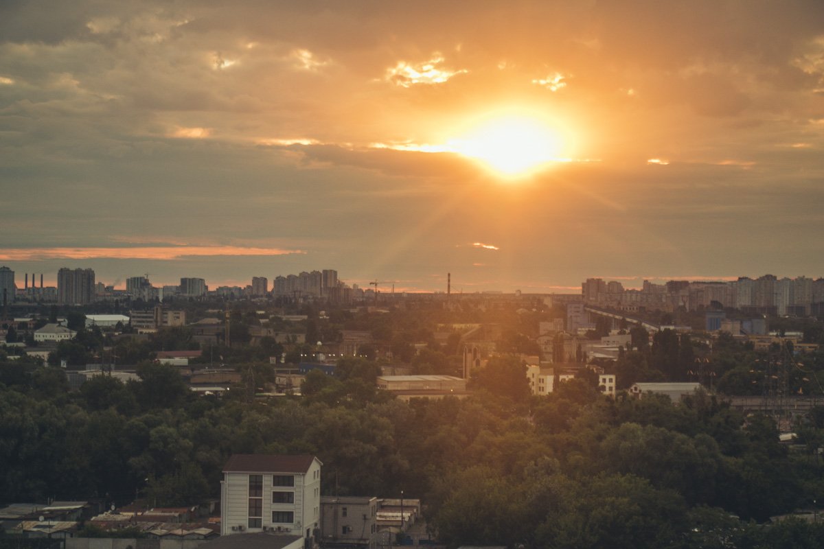 Левый берег столицы в первых лучах летнего дня Левый берег столицы в первых лучах летнего дня
