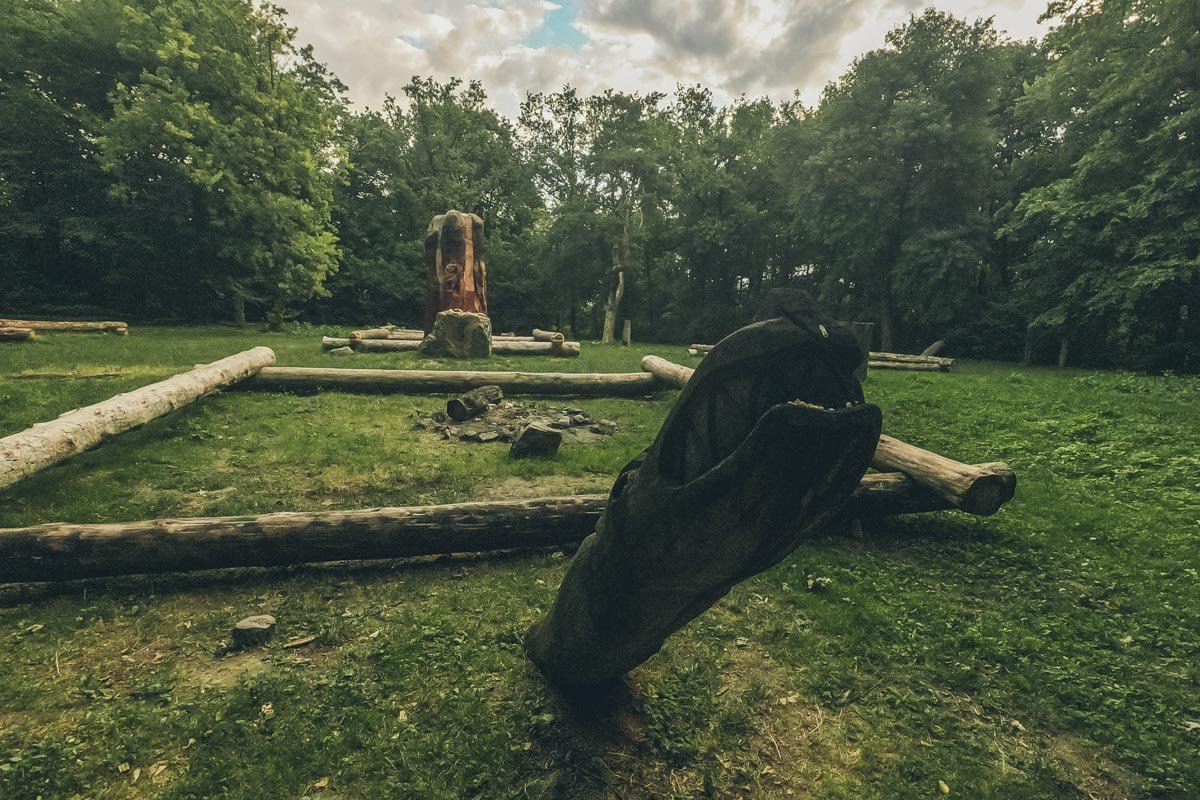 Храм язычников. Здесь они проводят ритуалы и встречают солнце Храм язычников. Здесь они проводят ритуалы и встречают солнце