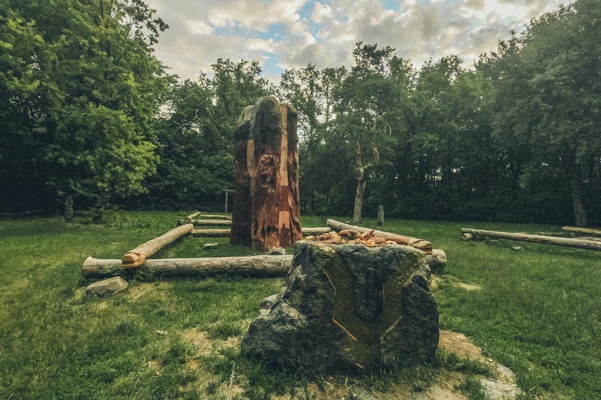 На Лысой горе различные культы делают жертвоприношения своим богам На Лысой горе различные культы делают жертвоприношения своим богам