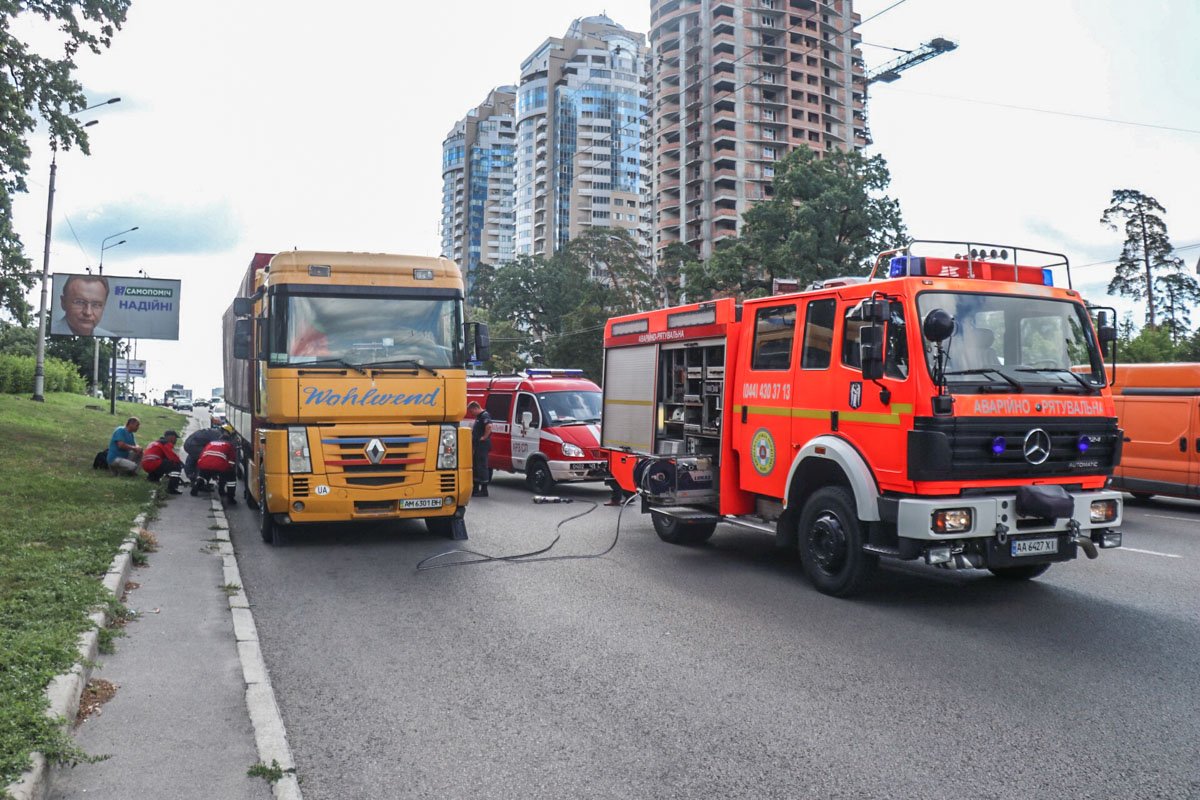 На выезде из города водитель остановился, чтобы попробовать устранить неисправность, а пассажиру сказал подождать пару минут