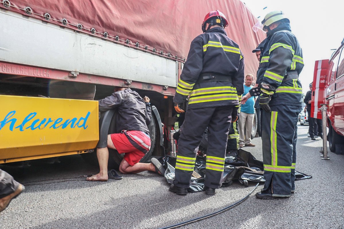 Мужчина залез между колесом и дном прицепа, который упал и раздавил ему голову 