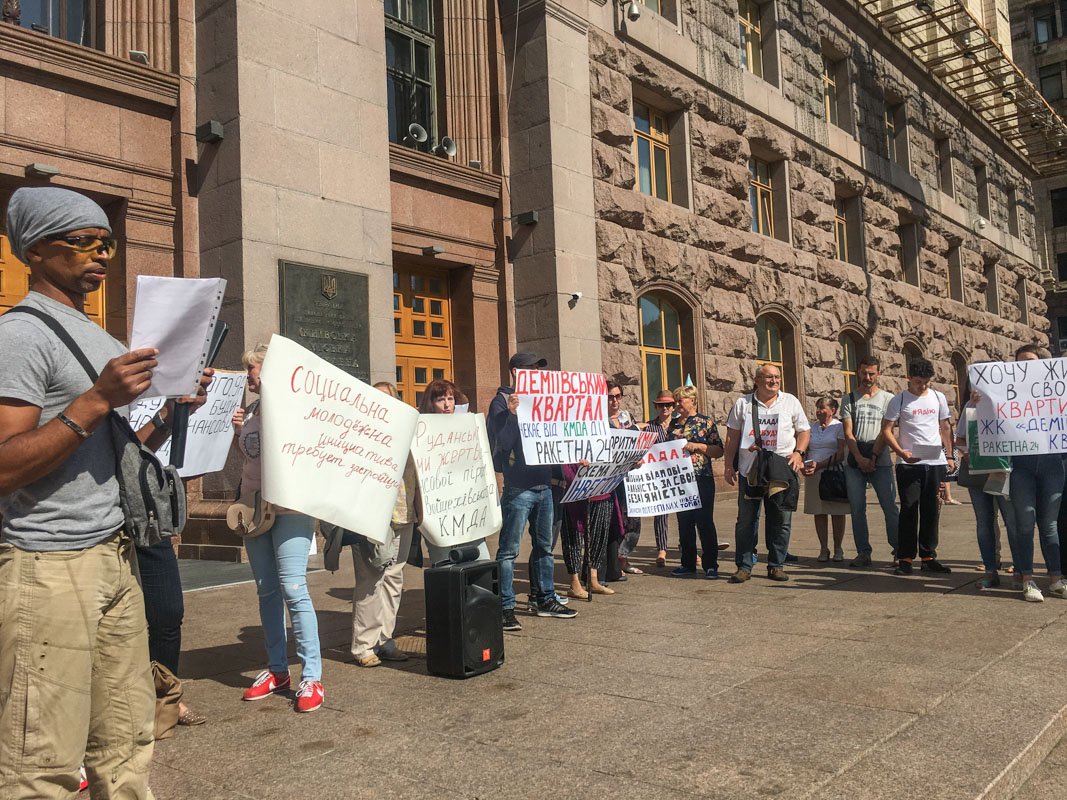 Активисты требуют немедленно ввести их дома в эсплуатацию и передать в коммунальную собственность 
