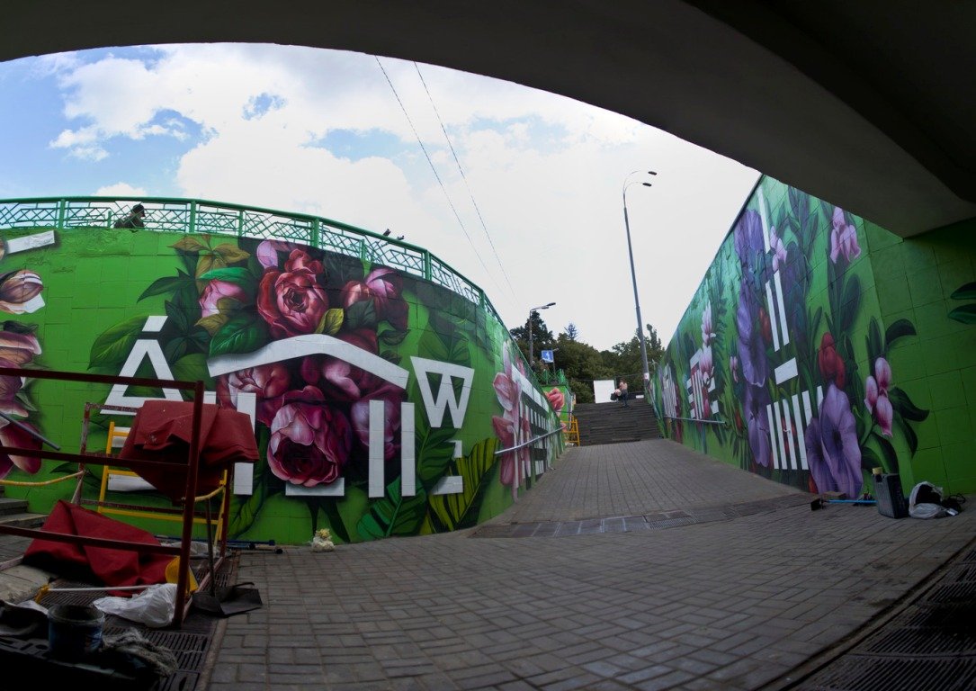 10 дней подряд художники, осветители, маляры и асфальтировщики реализовывали задумку 10 дней подряд художники, осветители, маляры и асфальтировщики реализовывали задумку