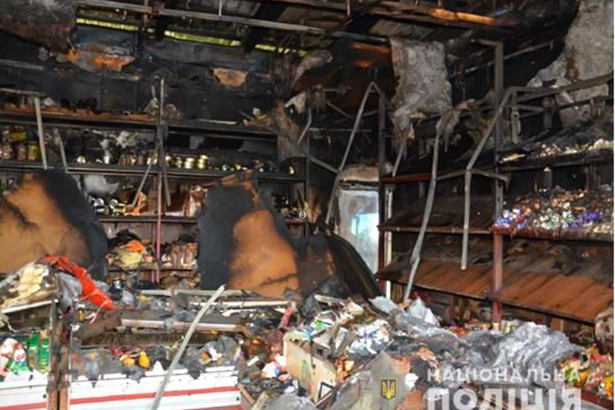 Неизвестные подожгли продуктовый магазин