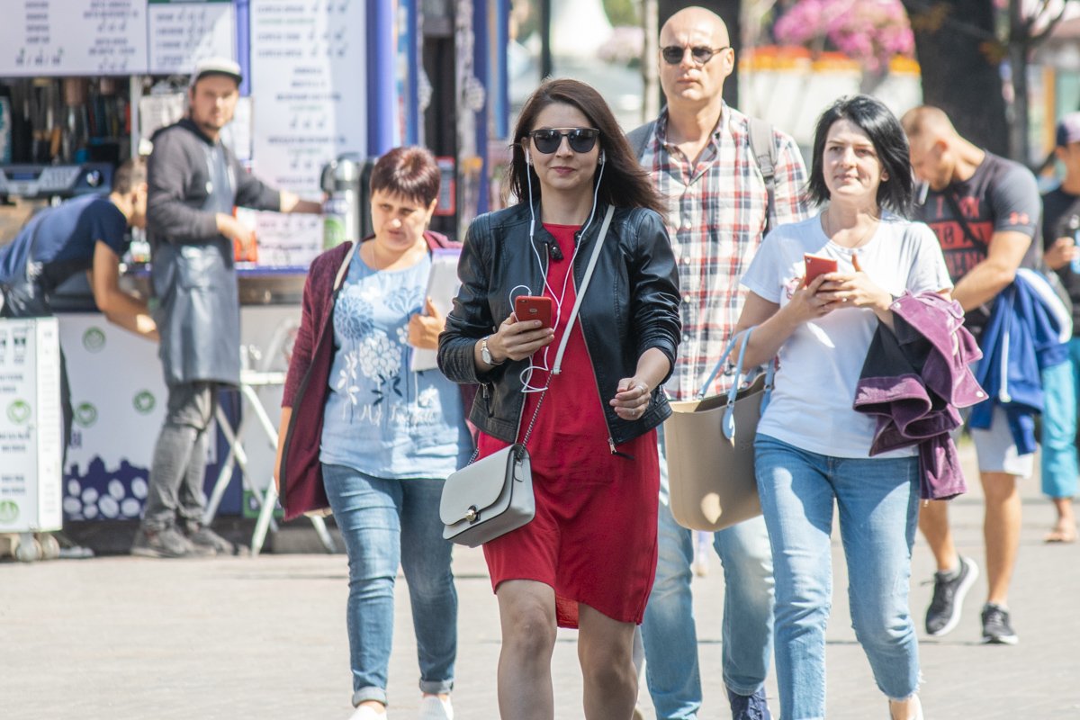 Красное платье всегда выделит тебя в толпе. Или загадочная улыбка;) Красное платье всегда выделит тебя в толпе. Или загадочная улыбка;)