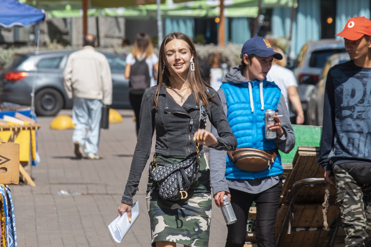 А тут все тренды - косуха, массивные серьги, милитари и конечно, же сумочка Dior А тут все тренды - косуха, массивные серьги, милитари и конечно, же сумочка Dior