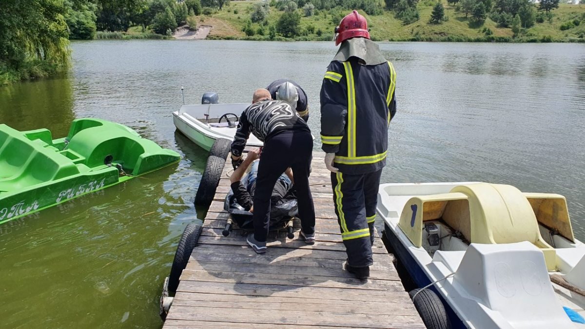 Под Киевом в Киево-Святошинском районе из озера достали труп парня