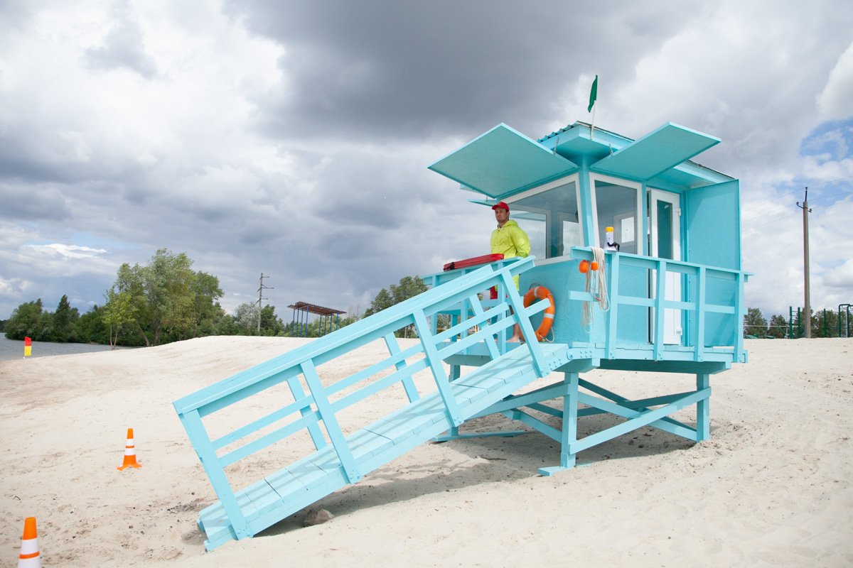 На берегу ежедневно дежурят пляжные спасатели На берегу ежедневно дежурят пляжные спасатели