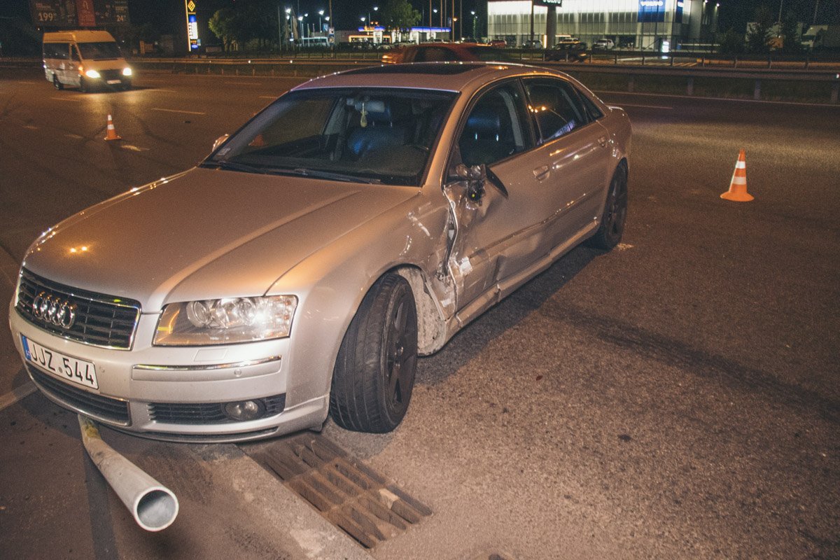 Женщина на Audi влетела в Hyundai и снесла дорожный знак