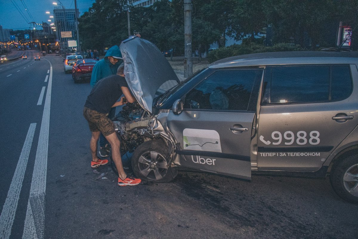 На пустом бульваре не разъехались Skoda и Hyundai