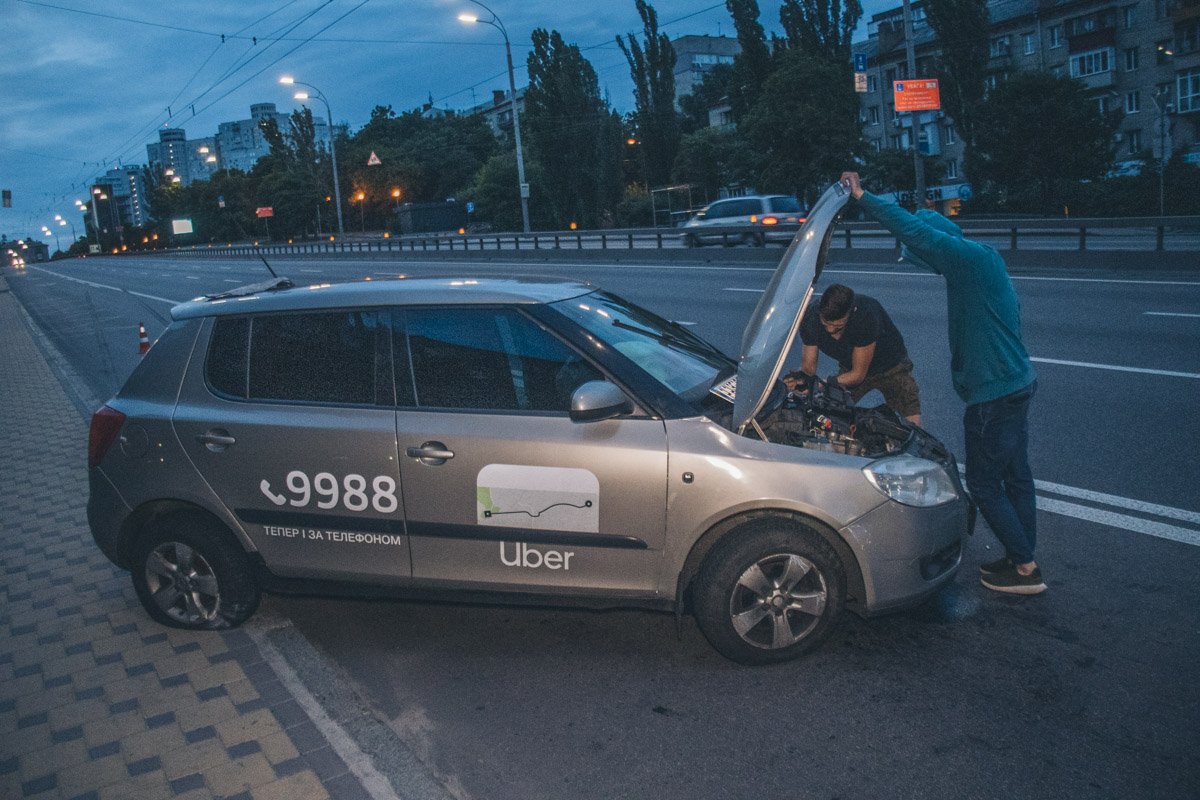 От удара такси развернуло 