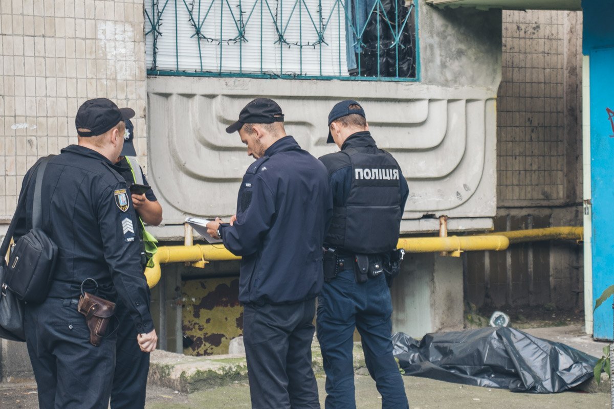 Он выпрыгнул с балкона 5 этажа 