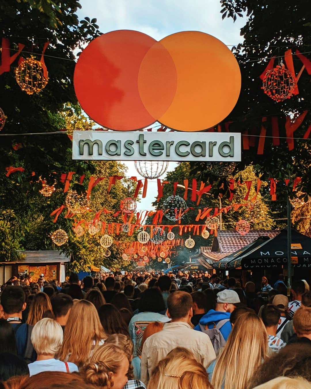 Если сцена напоминала любой крутейший фестиваль, то фотозоны могли перенести и за тысячи километров. @vlad.pyatigor так оказался в Китае, например