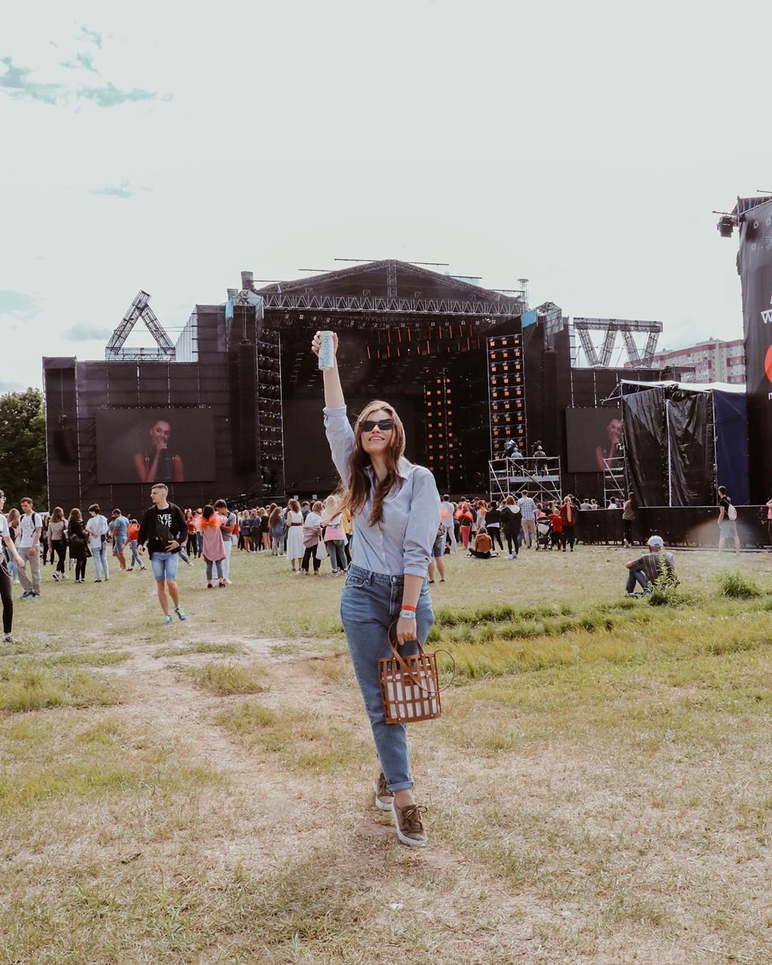 Но самые главные фотографии, конечно, делались возле сцены. Наш главный редактор @al_malinovna успела сфотографироваться до появления большой толпы