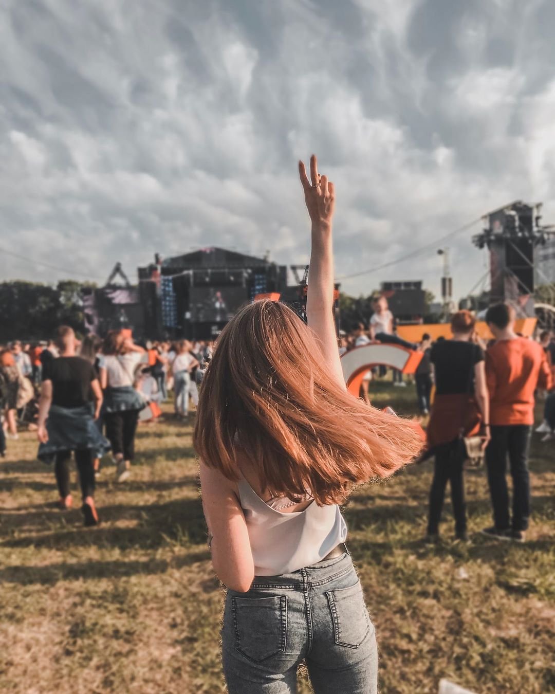 Когда людей стало больше, сцена даже на самых ярких снимках стала лишь фоном. На первом плане у @vic.may она сама и ее эмоции