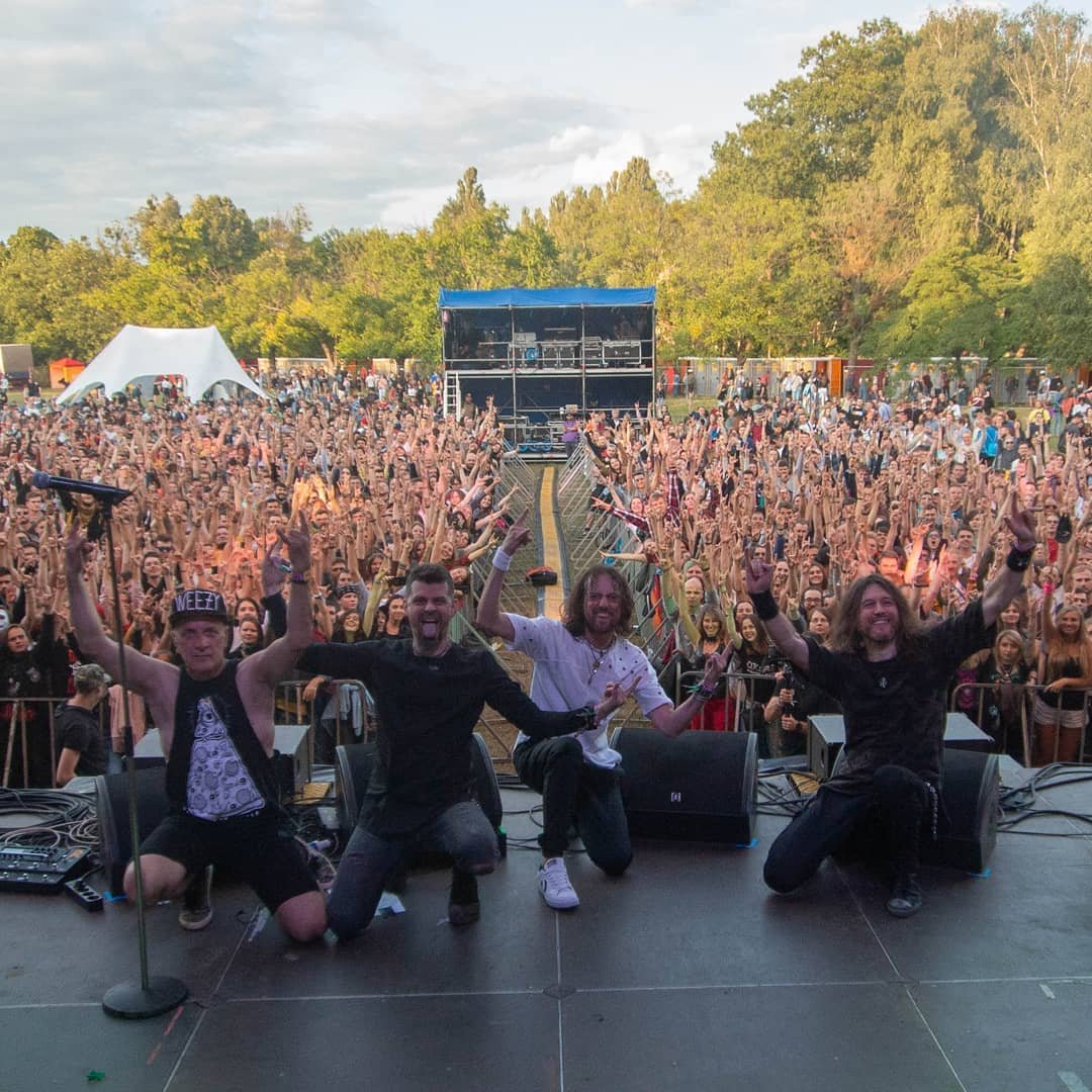 Едва ли не больше эмоций от концертов испытывали и сами артисты. @karna_official предлагают сравнить