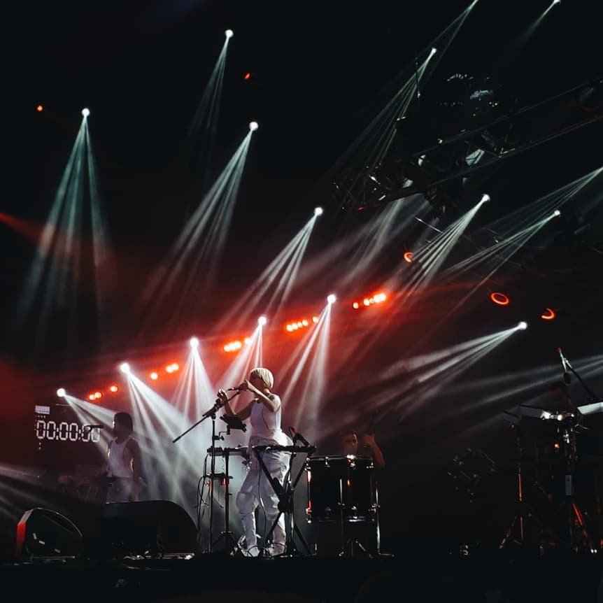 С каждым новым фото с концерта все сложнее описывать нахлынувшие на людей эмоции. @a_semenenko_ сделала такой "снимок на память" на выступлении Onuka