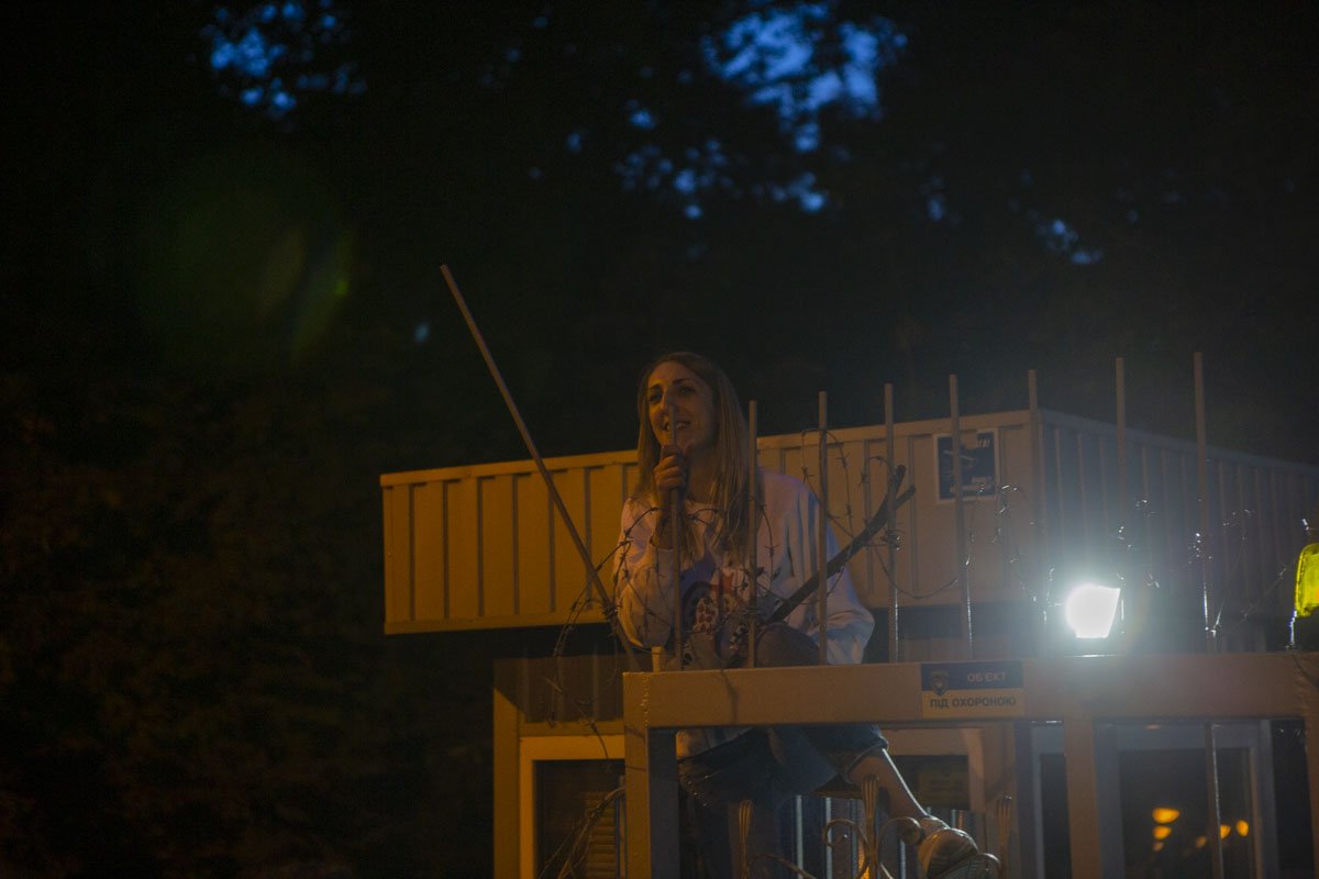 Женщина забралась на забор и всячески поддерживали упорные действия толпы Женщина забралась на забор и всячески поддерживали упорные действия толпы