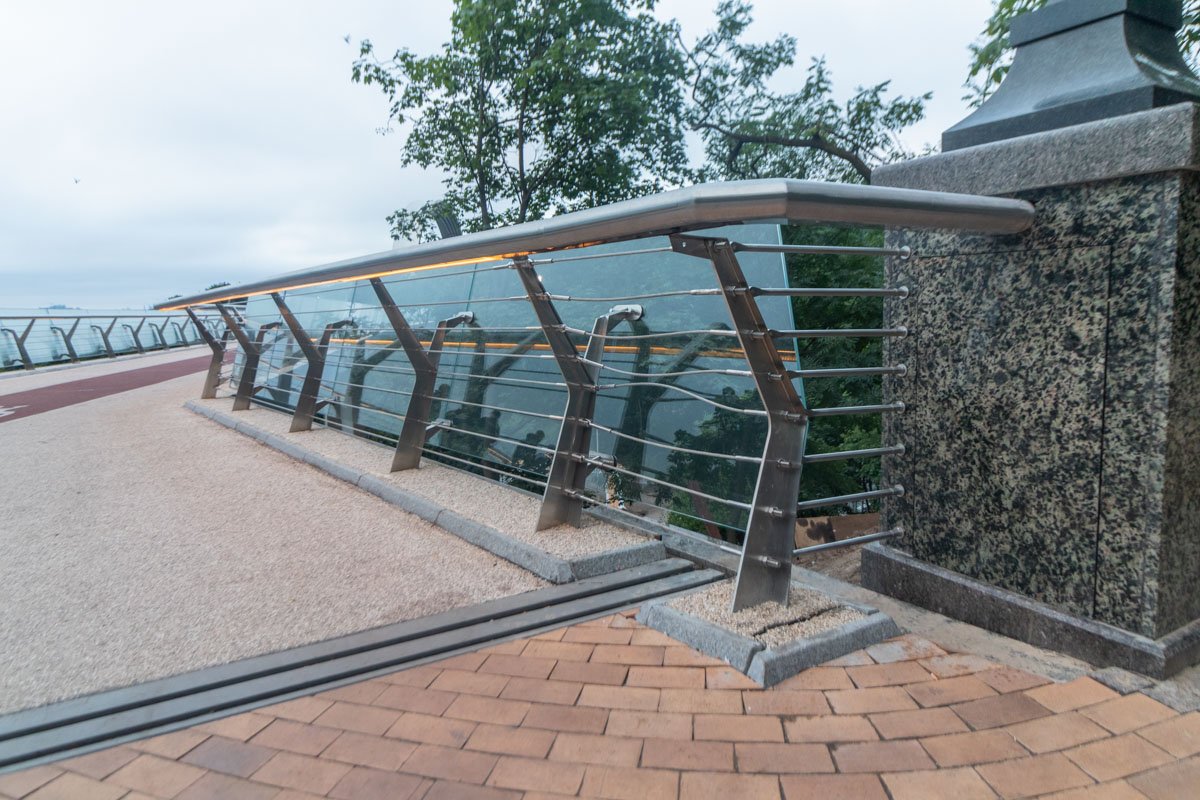 Ранним утром 11 июля в Киеве на пешеходно-велосипедном мосту, который в народе именуют «мост Кличко», снова образовалась трещина Ранним утром 11 июля в Киеве на пешеходно-велосипедном мосту, который в народе именуют «мост Кличко», снова образовалась трещина