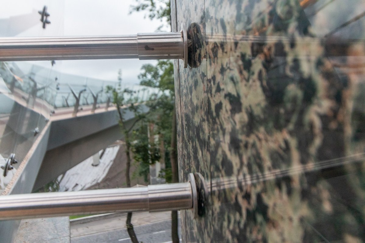 Также видны зазоры и с другой стороны крепления, которые врезаны в парапет Также видны зазоры и с другой стороны крепления, которые врезаны в парапет