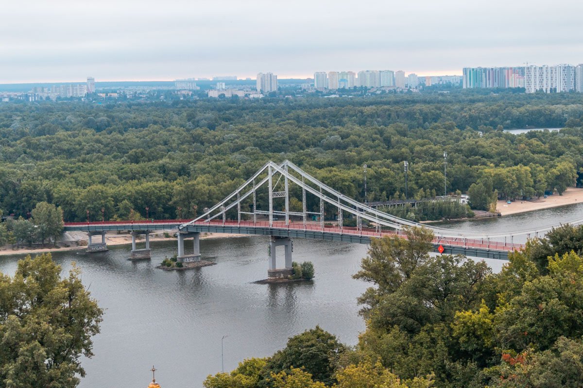 Солнце пыталось прорваться на линии горизонта, но облака победили